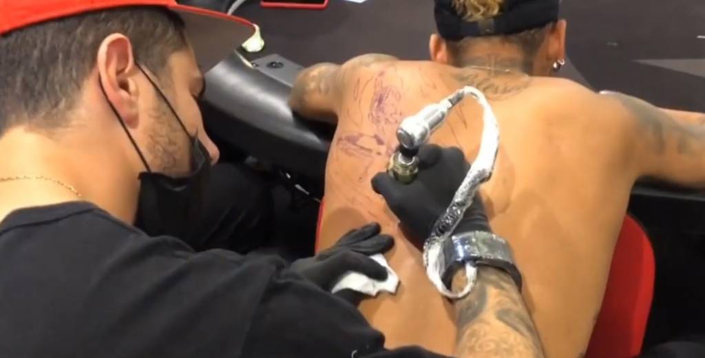 Neymar se hizo un tatuaje gigante en la espalda jugando póquer