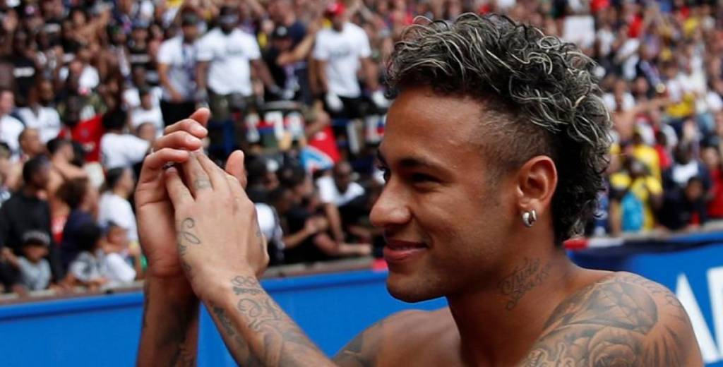 A Neymar le pagan por aplaudir a la hinchada