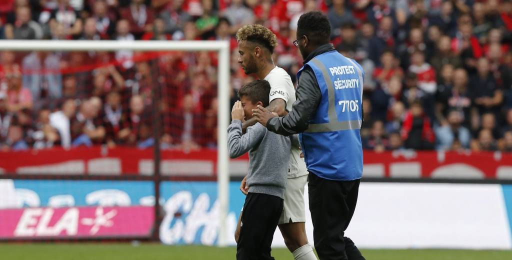Neymar le regaló su camiseta a un niño que saltó al campo