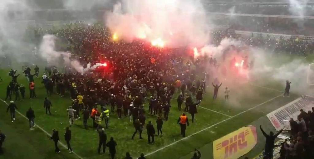 Los hinchas del AIK invadieron el campo de juego para festejar 