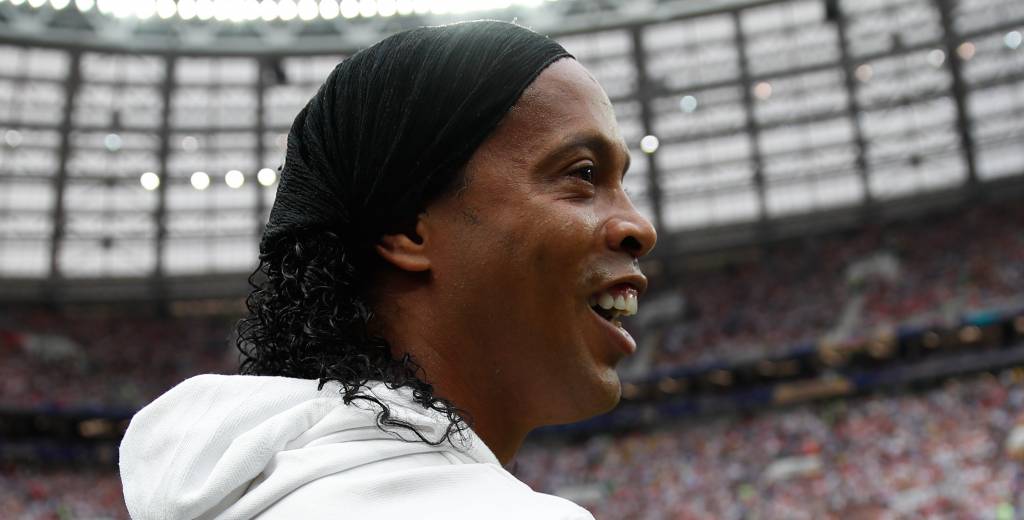 La reacción de Ronaldinho con un hincha que se metió al campo de juego