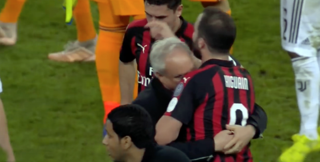 Dybala le tiró una patada e Higuaín explotó al final del partido entre Milan y Juventus