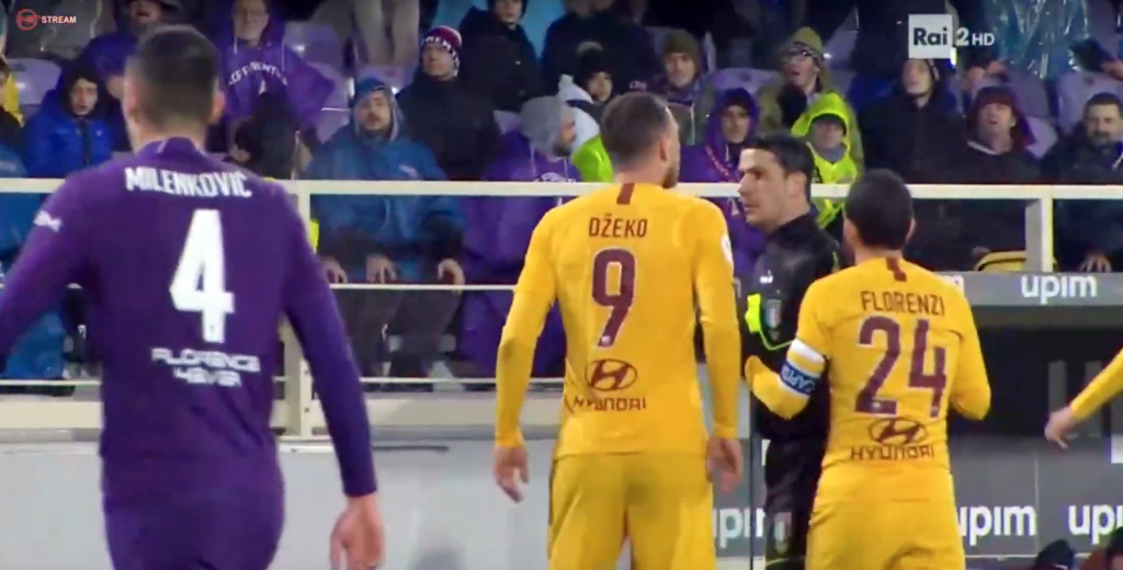 Roma fue goleada por Fiorentina y Dzeko escupió al árbitro en la cara