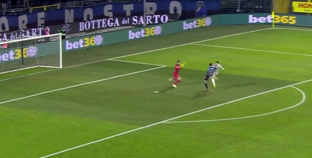 Cristiano Ronaldo estaba frente al portero del Atalanta y le erró al balón