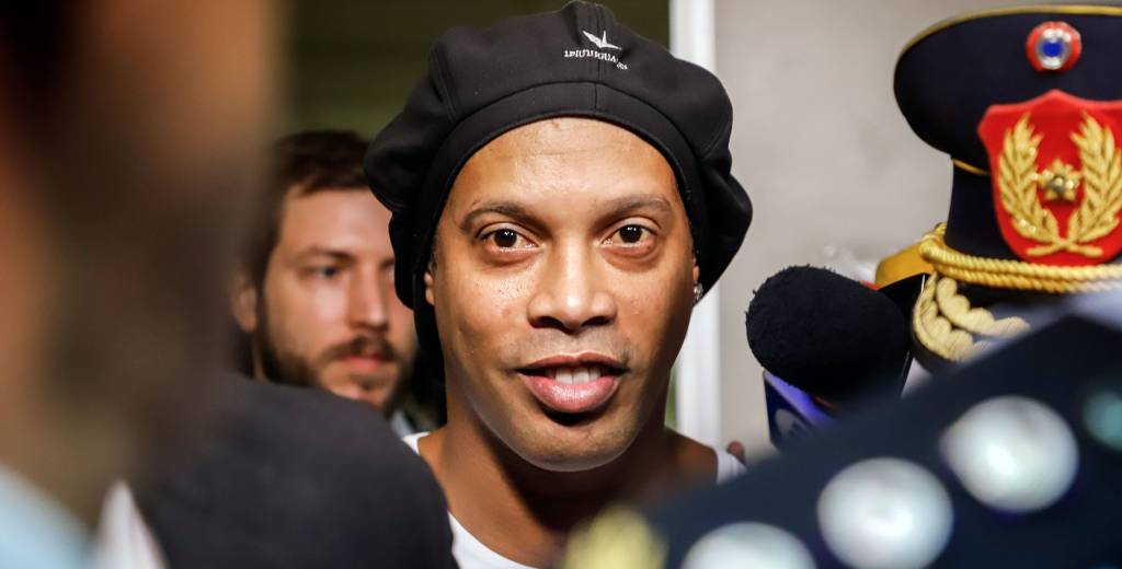 Bomba total: "Ronaldinho sale de la cárcel y viene a jugar a Argentina"