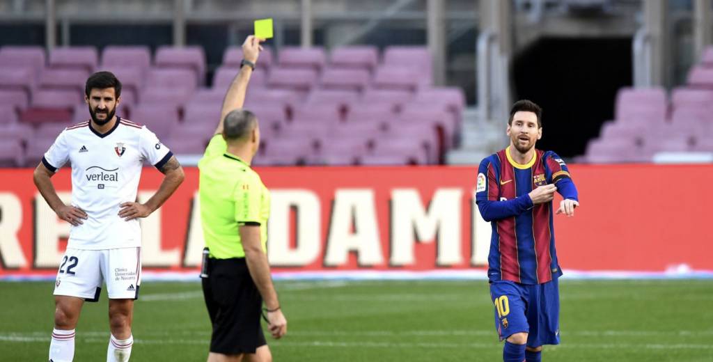 Papelón del árbitro: amonestó a Messi por su homenaje a Maradona