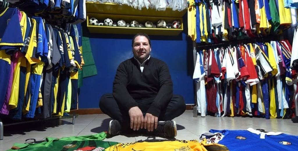 Colecciona camisetas de fútbol desde los 8 años y ya tiene casi 600
