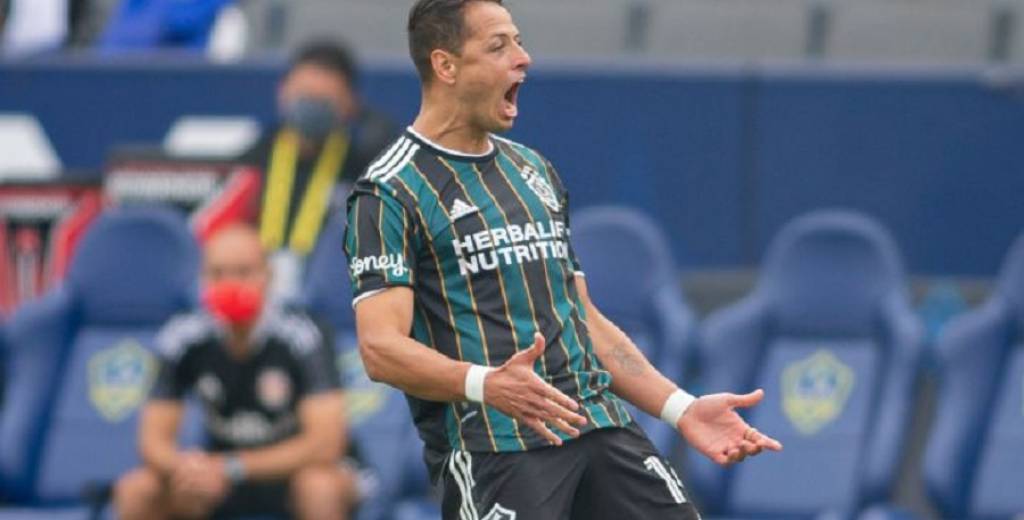 Chicharito erró un penal, pero más tarde anotó y es goleador de la MLS