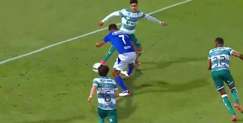 Luis Romo metió un golazo para Cruz Azul