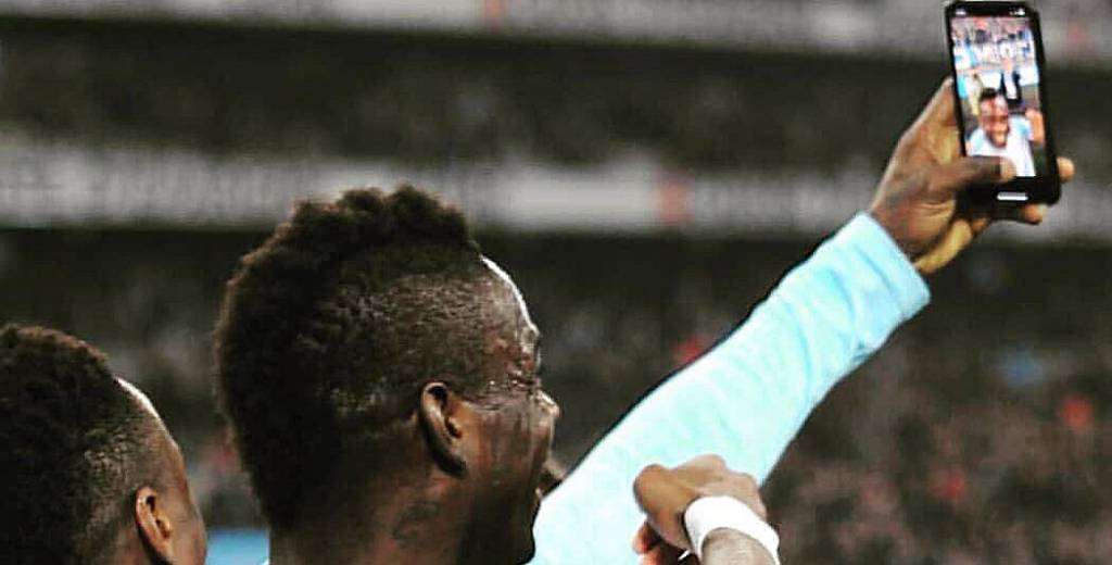 Balotelli marcó un golazo brillante y lo celebró haciendo un vivo en Instagram