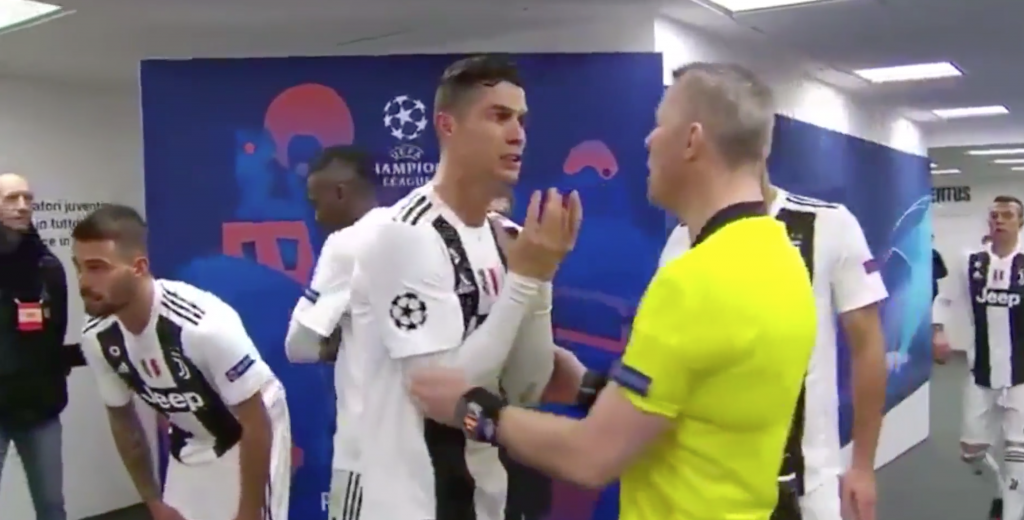 El enojo feroz de Cristiano Ronaldo con el árbitro en el entretiempo de Juventus Atlético
