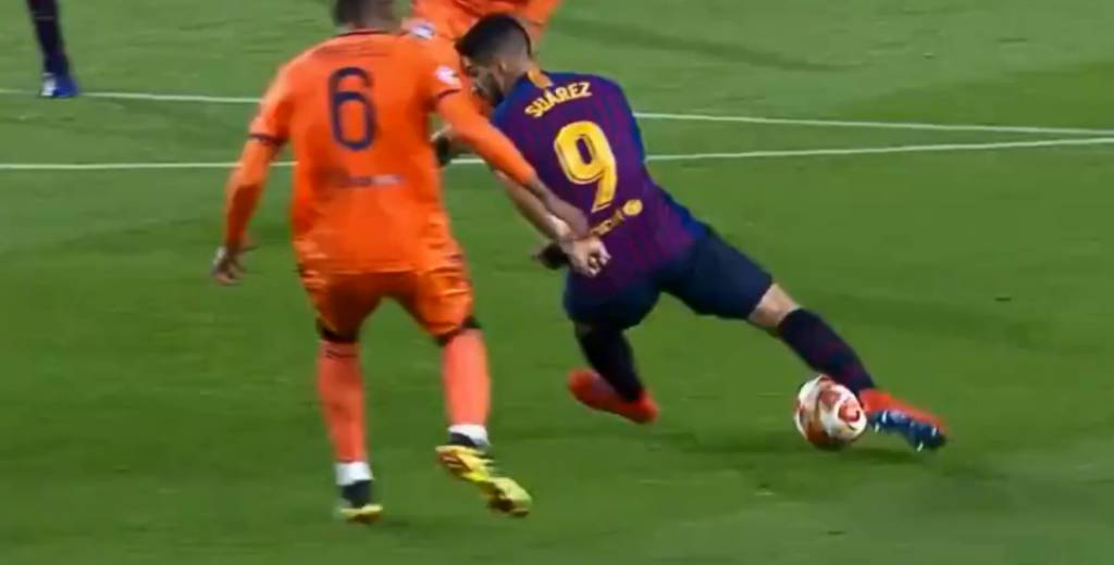 Luis Suárez humilló a un rival del Lyon con un caño sin tocar el balón