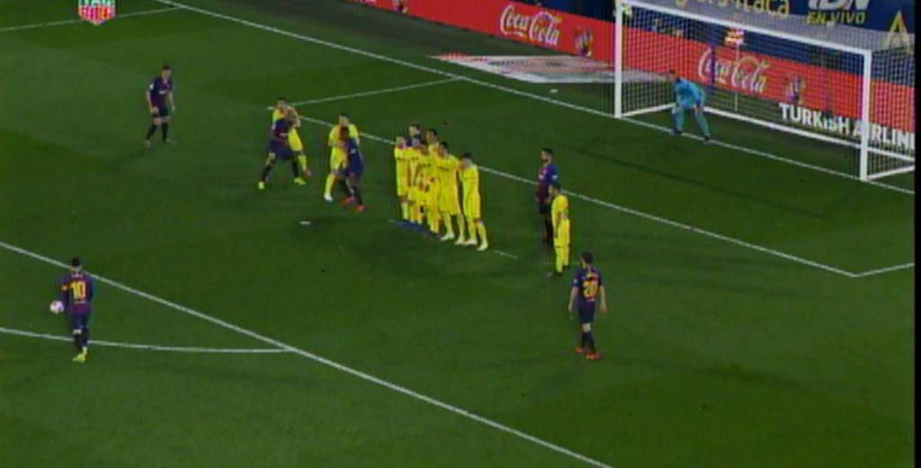A Messi le quedó un tiro libre y le voló el arco al arquero del Villarreal