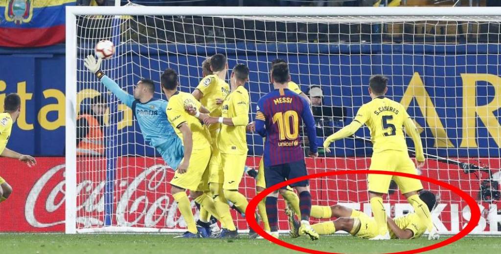 ¡Bacca se tiró al suelo para evitar el gol de Messi!... 
