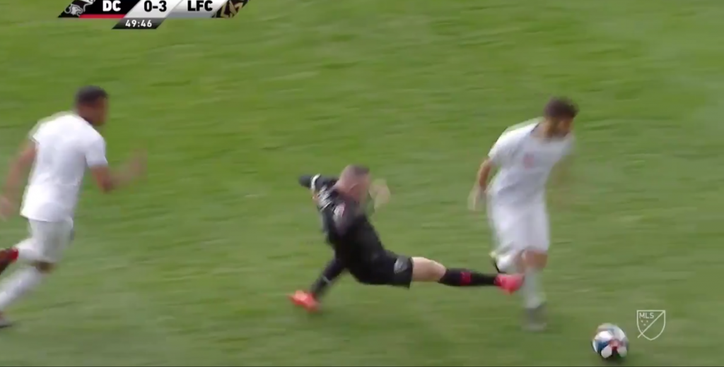 Perdían 3-0 y Rooney mete esta brutal patada y lo echan inmediatamente