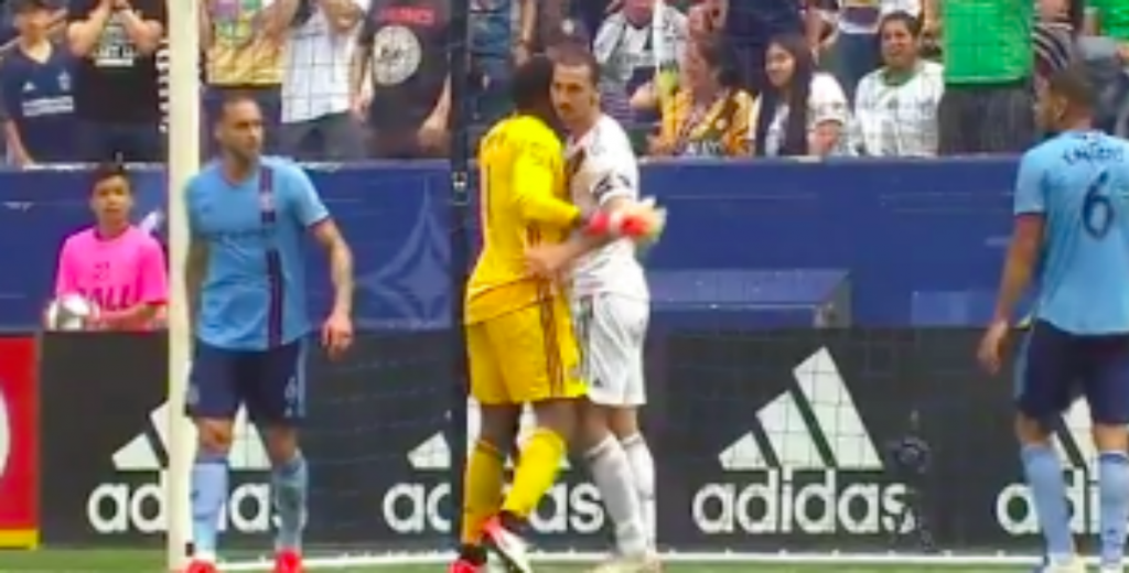 Se abrazó a Ibrahimovic, simuló que lo mordió y lo amonestaron a Zlatan
