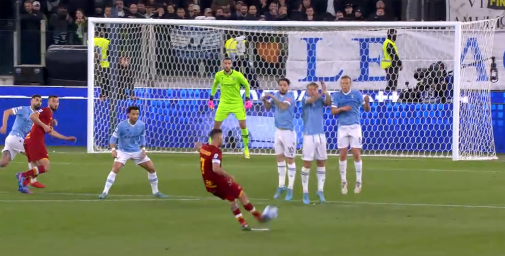 No se ve nunca: el golazo de tiro libre para Roma contra Lazio