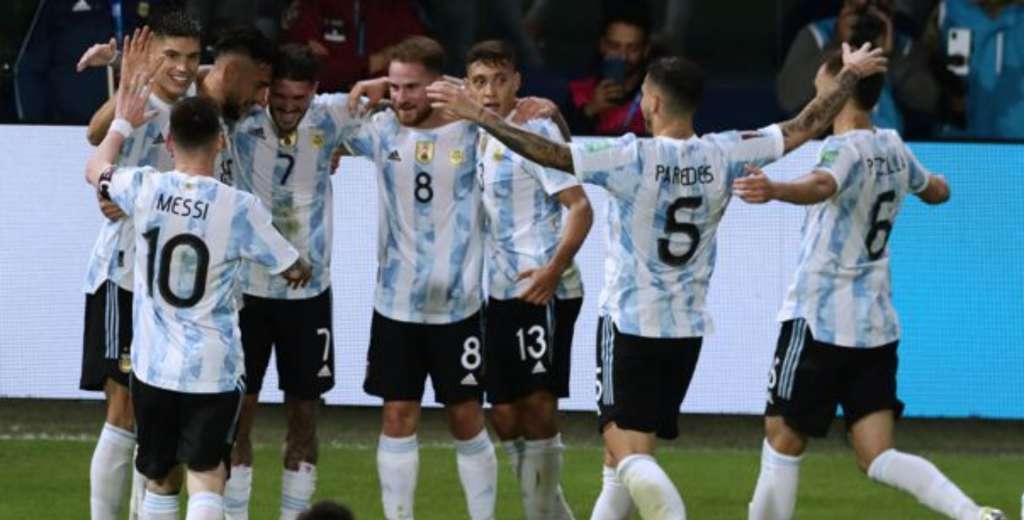 La afición argentina lo resiste, pero Scaloni sale a bancarlo con elogios