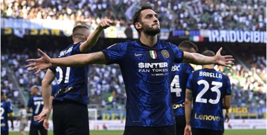  Con ayuda del VAR, Calhanoglu puso de penal el 1-0 para Inter ante Juventus