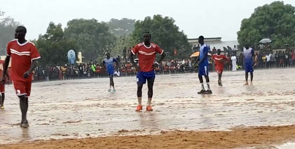 Impresionante: Mané jugó un partido con lluvia y barro en Senegal