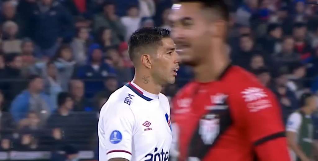 Suárez explotó contra el árbitro y lo fue a buscar