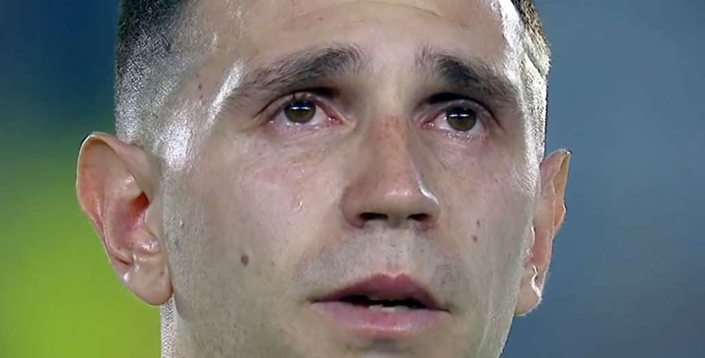 Dibu Martínez se emocionó y lloró cantando el himno de Argentina