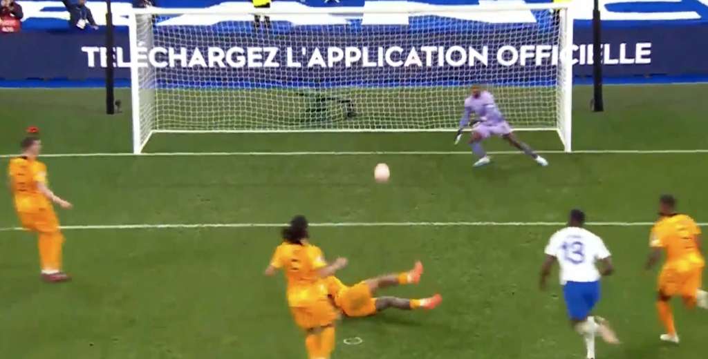 Terrible: Depay podía hacerle un gol a Francia pero erró su penal
