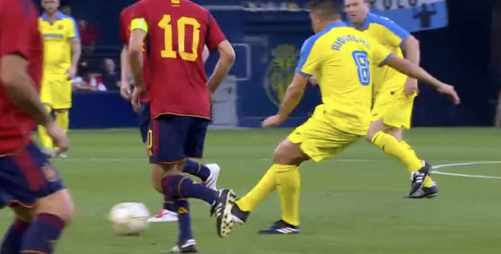 El "no look-pass" de Riquelme en el juego por los 100 años del Villarreal