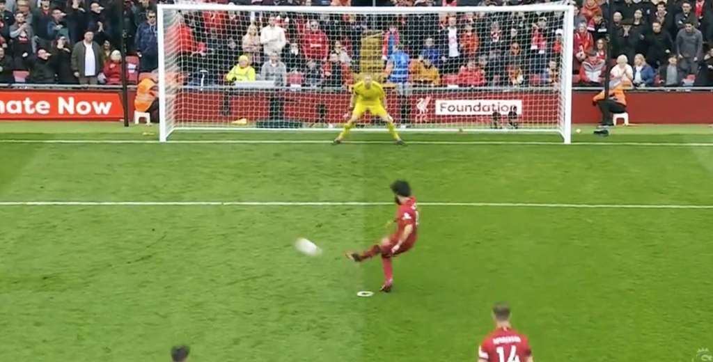 No puede ser: Salah tenía el empate pero erró su penal