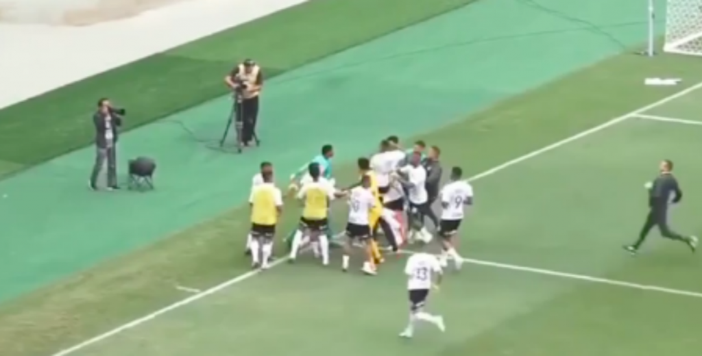 Los jugadores de Corinthians se la agarraron con el arquero de Flamengo