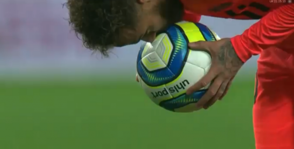 Neymar besó el balón antes del penal pero pasó lo peor...