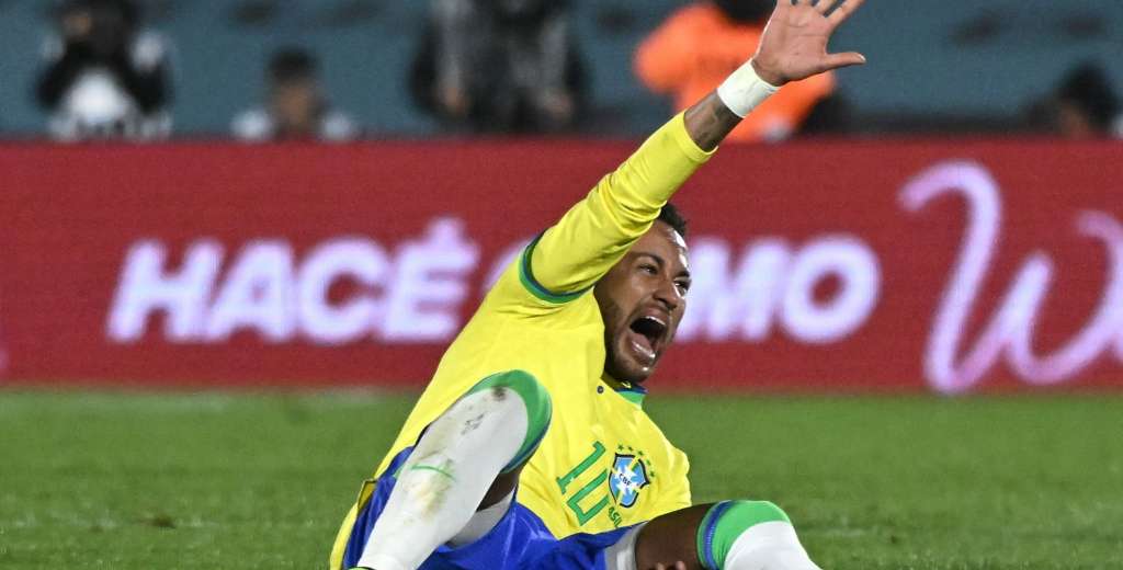 Es oficial y es dramático: Neymar se destrozó la rodilla y no juega por ocho meses