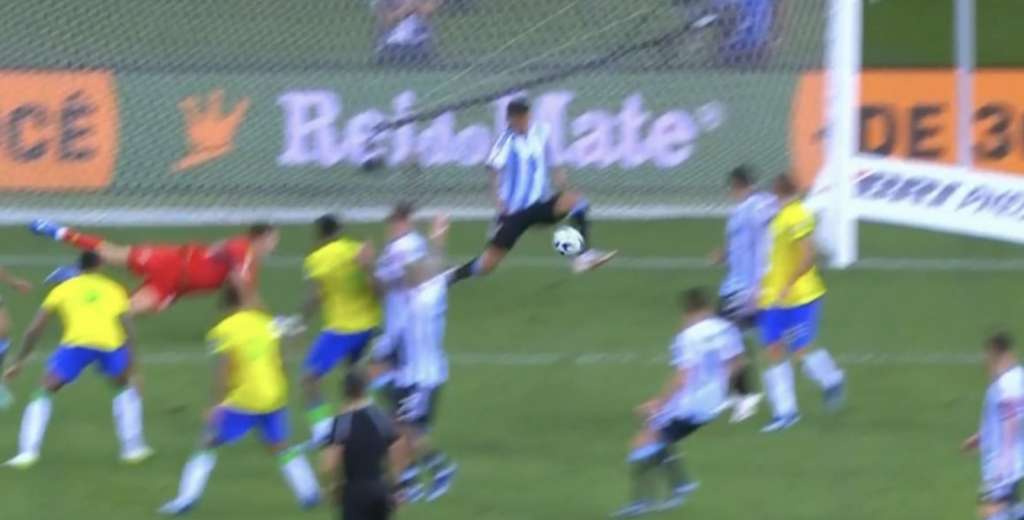 Milagroso el Cuti Romero: sacó sobre la línea lo que era el gol de Brasil