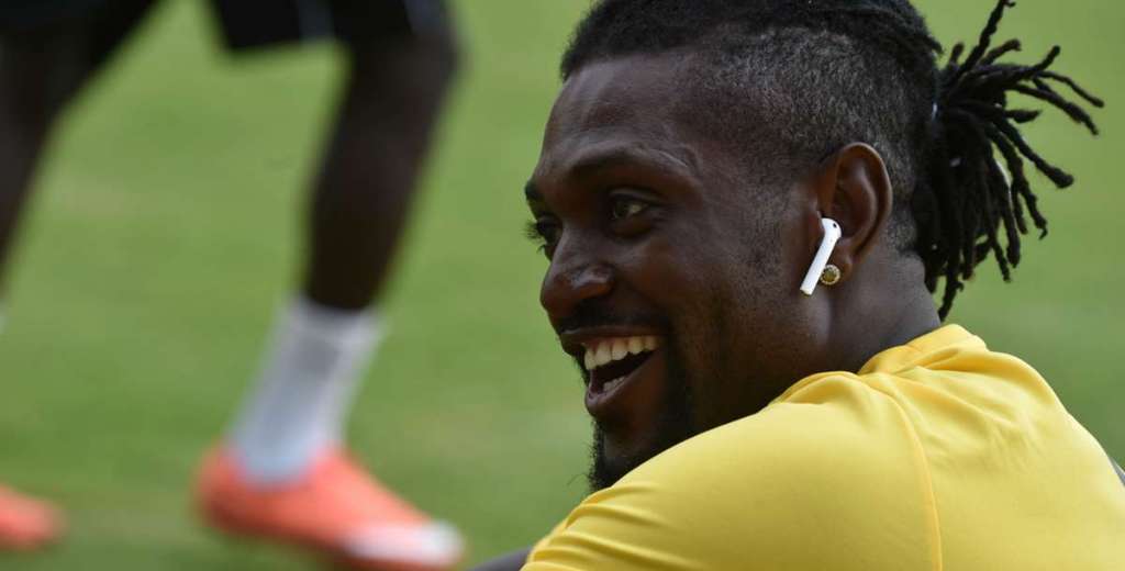 Adebayor jugó cuatro partidos en Olimpia y ahora reclama una fortuna