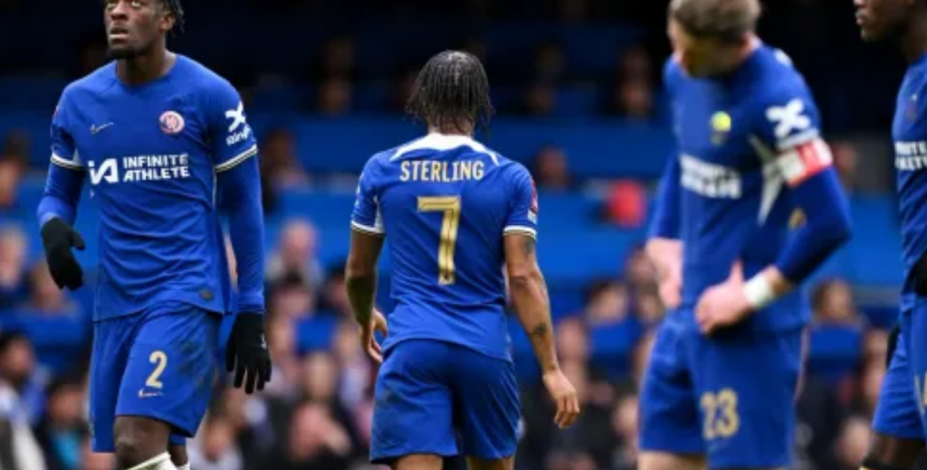 Sterling pateó el peor tiro libre de su vida: la tiró a las nubes ante el Leicester
