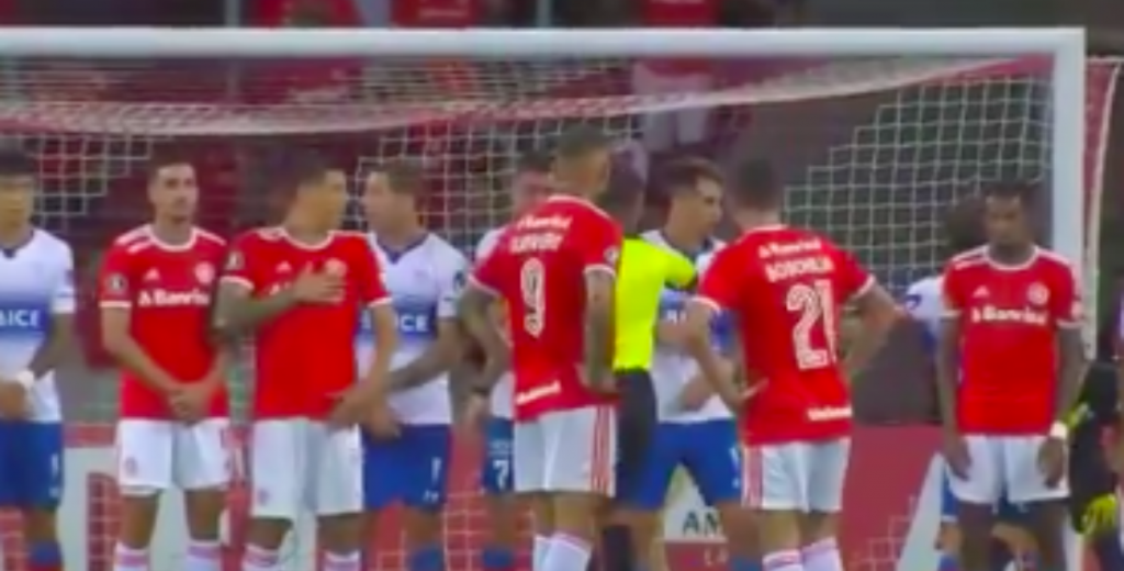 ¿Qué es la jerarquía? Paolo Guerrero pateando este tiro libre en la Libertadores