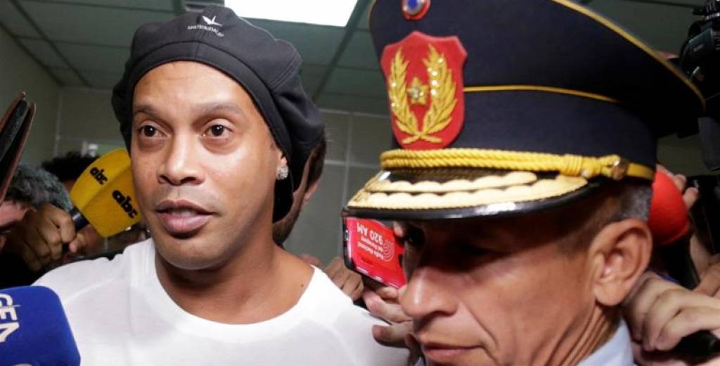 Ronaldinho en su peor momento: fue a una celda con dos personas inesperadas