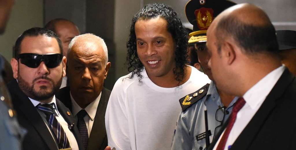 Ronaldinho se negó a desayunar en la cárcel porque no le gustó lo que llevaron