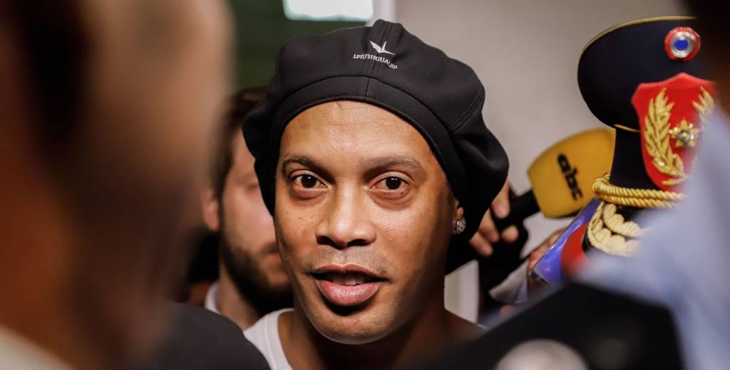 En su cumpleaños, Ronaldinho se sacó la foto menos pensada en la cárcel