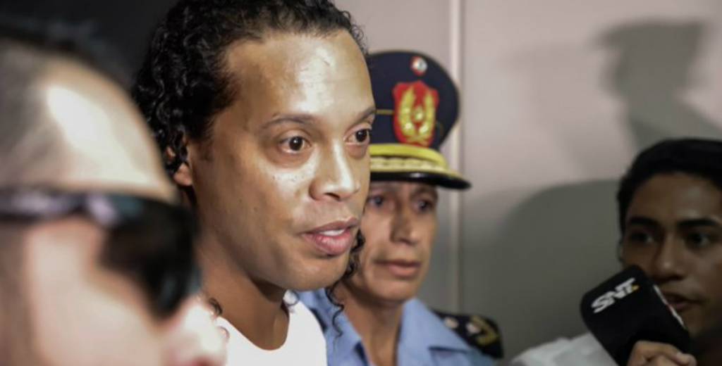 Un preso encaró a Ronaldinho en el patio de la cárcel y le pidió un favor inesperado 
